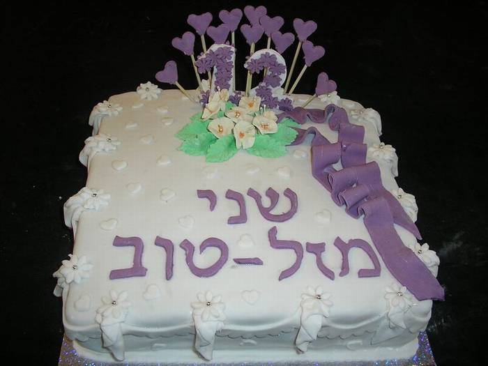 עוגת בת מצווה פרחי ליליות וסרטים סגולים